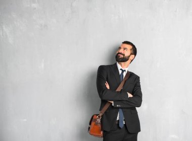 İşadamı gülümseyen süre ararken sakallı