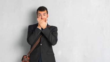 İşadamı ağız uygunsuz bir şey söylediğin için iki elinizle kapsayan sakallı