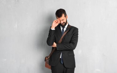 İşadamı yorgun ve hasta ifade ile sakallı