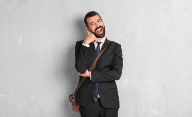 İşadamı sakallı telefonu jest yapma. Bana arka işareti de