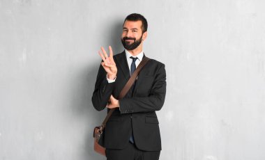 İşadamı sakallı mutlu ve sayım üç parmaklı