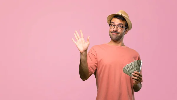 Hombre Sosteniendo Muchos Billetes Saludando Con Mano Con Expresión Feliz — Foto de Stock