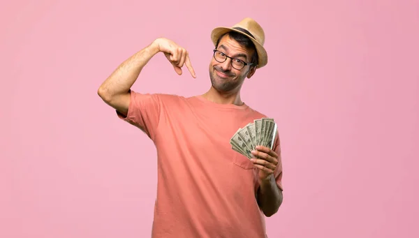 Hombre Sosteniendo Muchos Billetes Apuntando Hacia Abajo Con Los Dedos — Foto de Stock