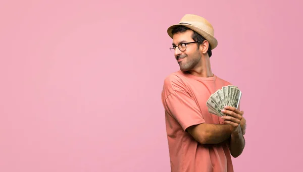 Hombre Sosteniendo Muchos Billetes Mirando Por Encima Del Hombro Con — Foto de Stock