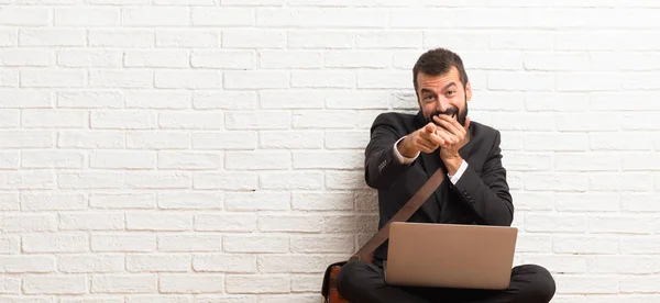 Businessman His Laptop Sitting Floor Pointing Finger Someone Laughing — Stock Photo, Image