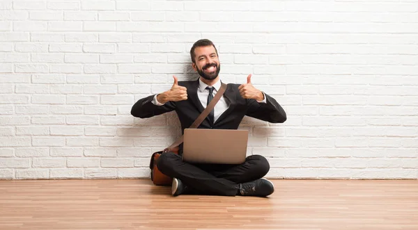 Zakenman Met Zijn Laptop Zittend Vloer Geven Van Een Duim — Stockfoto