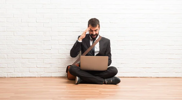 Empresário Com Seu Laptop Sentado Chão Acaba Perceber Algo Tem — Fotografia de Stock