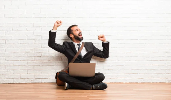 Zakenman Met Zijn Laptop Zittend Vloer Geniet Van Dansen Terwijl — Stockfoto