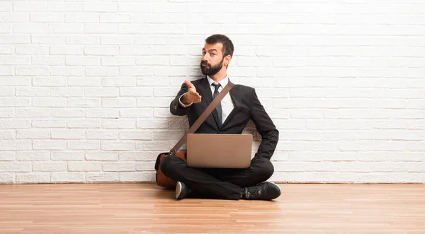 Biznesmen Jego Laptop Siedząc Podłodze Uzgadniania Dobry Interes — Zdjęcie stockowe