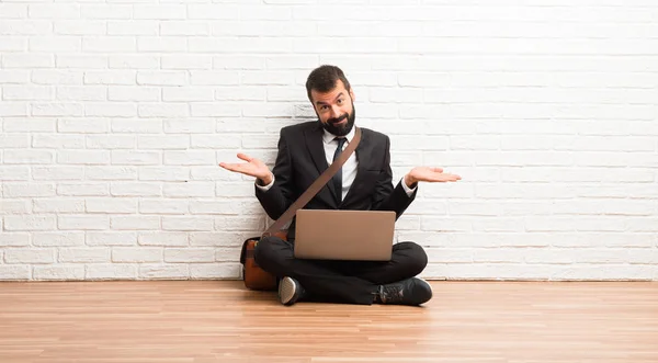 Zakenman Met Zijn Laptop Zittend Vloer Onbelangrijk Gebaar Maken Terwijl — Stockfoto