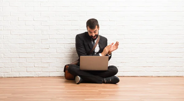 Zakenman Met Zijn Laptop Zittend Vloer Applaudisseren Presentatie Een Conferentie — Stockfoto