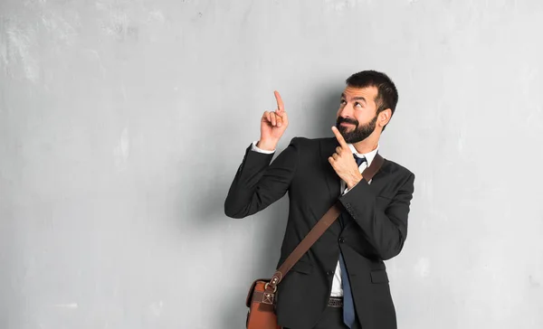 Empresário Com Barba Apontando Com Dedo Indicador Olhando Para Cima — Fotografia de Stock