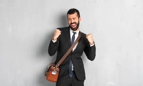 Empresário Com Barba Celebrando Uma Vitória — Fotografia de Stock