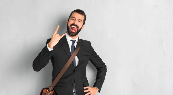 Empresário Com Barba Mostrando Língua Tirando Chifres — Fotografia de Stock