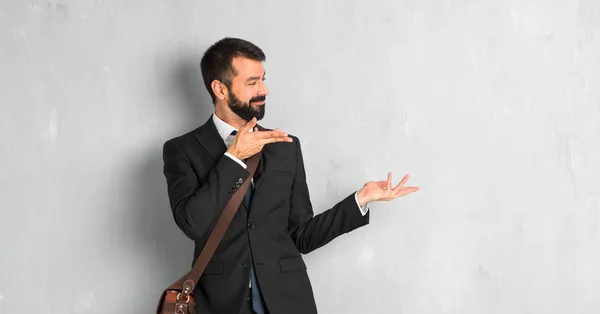 Empresário Com Barba Estendendo Mãos Para Lado Para Convidar Para — Fotografia de Stock