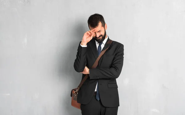 疲れや病気の表現とひげを持ったビジネスマン — ストック写真