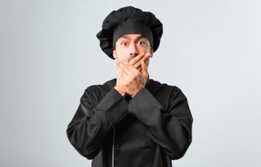 Uygunsuz bir şey söylediğin için her iki el ile ağız kapsayan siyah üniformalı erkeklere Şef. Gri arka plan üzerine konuşamam