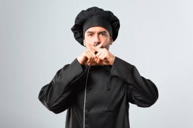 Siyah ağız ve sessizlik bir jest gri arka plan üzerinde kapanış bir işaret gösteren üniforma şef adam