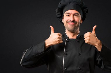 Jest Yaşasın vererek ve siyah arka plan üzerinde başarı elde etti çünkü gülümseyen siyah üniformalı erkeklere Şef