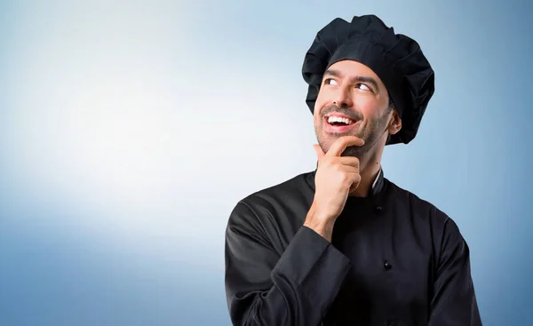 Chef Homem Preto Uniforme Pensando Uma Ideia Sobre Fundo Azul — Fotografia de Stock