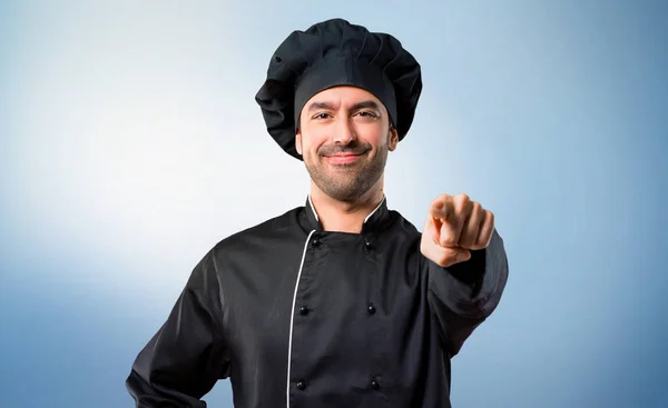 Chef Hombre Uniforme Negro Señala Dedo Usted Con Una Expresión —  Fotos de Stock