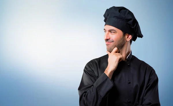 Chef Hombre Uniforme Negro Pie Mirando Lado Con Mano Barbilla —  Fotos de Stock