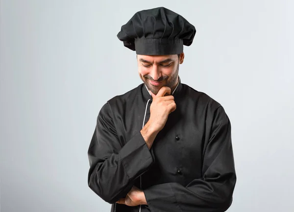 Chef Hombre Uniforme Negro Pie Mirando Hacia Abajo Con Mano —  Fotos de Stock