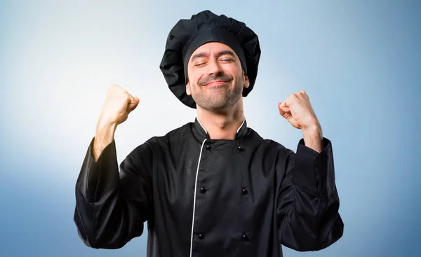 Chef Homme Uniforme Noir Célébrant Une Victoire Position Gagnante Sur — Photo