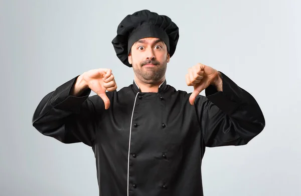 Chef Hombre Uniforme Negro Mostrando Pulgar Hacia Abajo Con Ambas —  Fotos de Stock