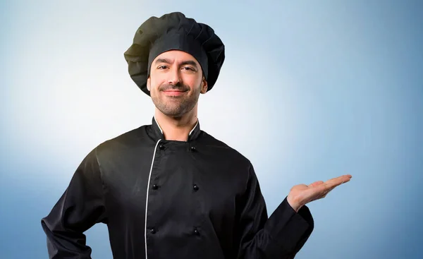 Chef Man Uniforme Negro Con Espacio Copia Imaginario Palma Mano —  Fotos de Stock