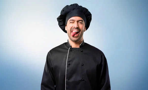 Chef Hombre Uniforme Negro Mostrando Lengua Cámara Teniendo Mirada Divertida —  Fotos de Stock