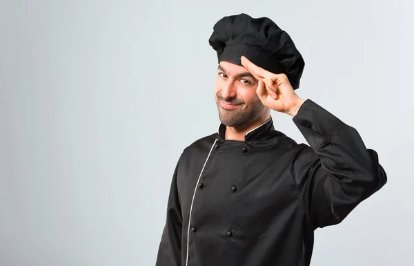 Chef Man Uniforme Negro Saludando Con Mano Con Expresión Feliz —  Fotos de Stock