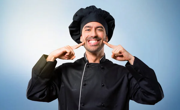 Chef Hombre Uniforme Negro Sonriendo Con Una Expresión Feliz Agradable —  Fotos de Stock