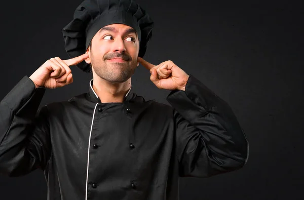 Szef Kuchni Mężczyzna Czarnym Mundurze Obejmujących Oba Uszy Rękami Czarnym — Zdjęcie stockowe