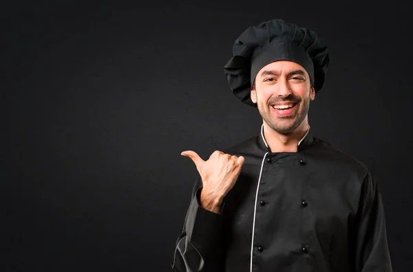 Chef Man Uniforme Negro Apuntando Hacia Lado Con Dedo Para —  Fotos de Stock