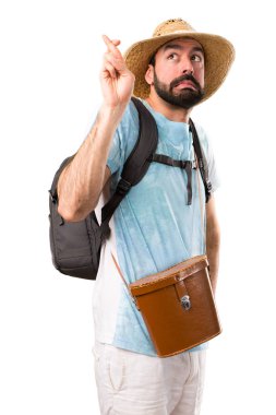 Komik turist küçük işareti izole beyaz arka plan üzerinde yapma