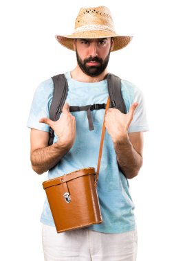 Komik turist sürpriz jest yapma beyaz arka plan izole