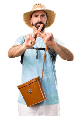 Komik turist izole beyaz arka plan üzerinde hiçbir hareketi yapma