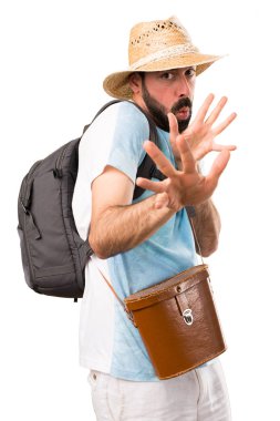 Korkmuş komik turist izole beyaz zemin üzerine