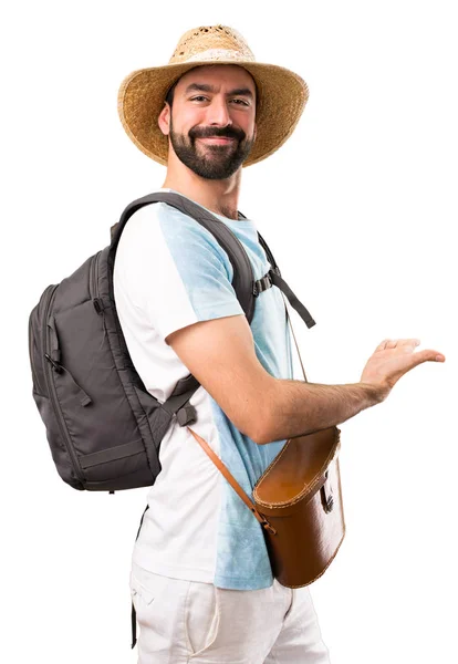 Turista Engraçado Apresentando Algo Sobre Fundo Branco Isolado — Fotografia de Stock