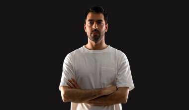 İzole siyah arka plan üzerine beyaz gömlek kolları ile genç adam geçti