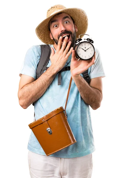 Sorpreso Divertente Turista Che Tiene Orologio Vintage Sfondo Bianco Isolato — Foto Stock