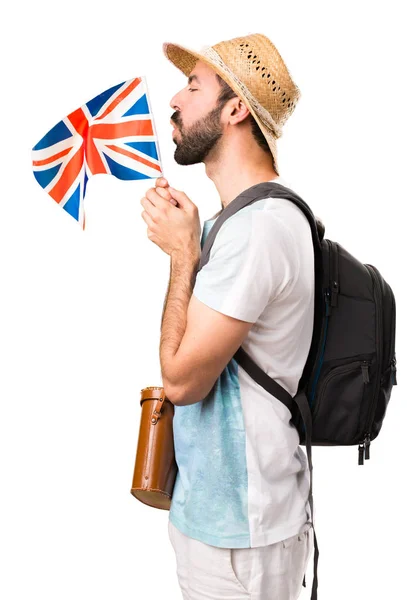 Turista Engraçado Segurando Uma Bandeira Reino Unido Fundo Branco Isolado — Fotografia de Stock