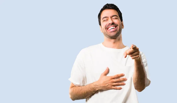 Jovem Com Camisa Branca Apontando Com Dedo Para Alguém Rindo — Fotografia de Stock
