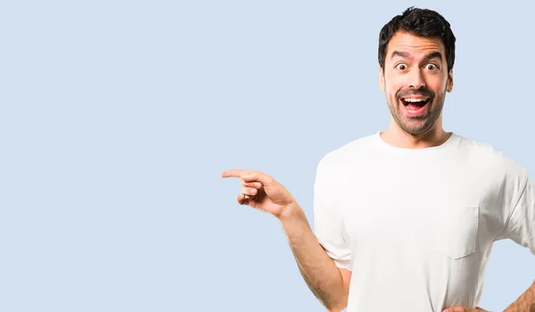 Hombre Joven Con Camisa Blanca Apuntando Con Dedo Hacia Lado — Foto de Stock