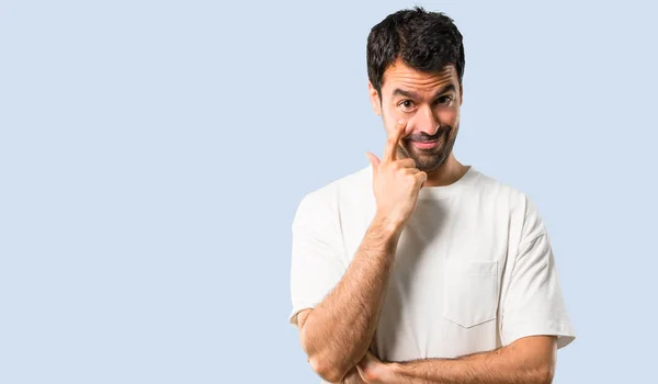 Hombre Joven Con Camisa Blanca Pie Mirando Frente Abriendo Ojo —  Fotos de Stock