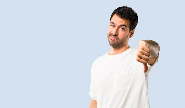 Hombre Joven Con Camisa Blanca Mostrando Pulgar Hacia Abajo Signo — Foto de Stock