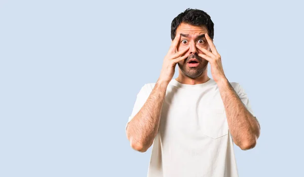 Hombre Joven Con Camisa Blanca Sorprendida Cubriendo Cara Con Las — Foto de Stock