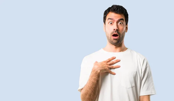 Jonge Man Met Wit Overhemd Verrast Geschokt Terwijl Rechts Expressieve — Stockfoto