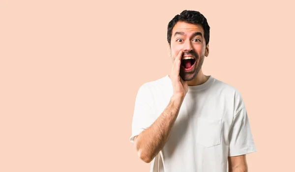 Junger Mann Mit Weißem Hemd Schreit Mit Weit Geöffnetem Mund — Stockfoto